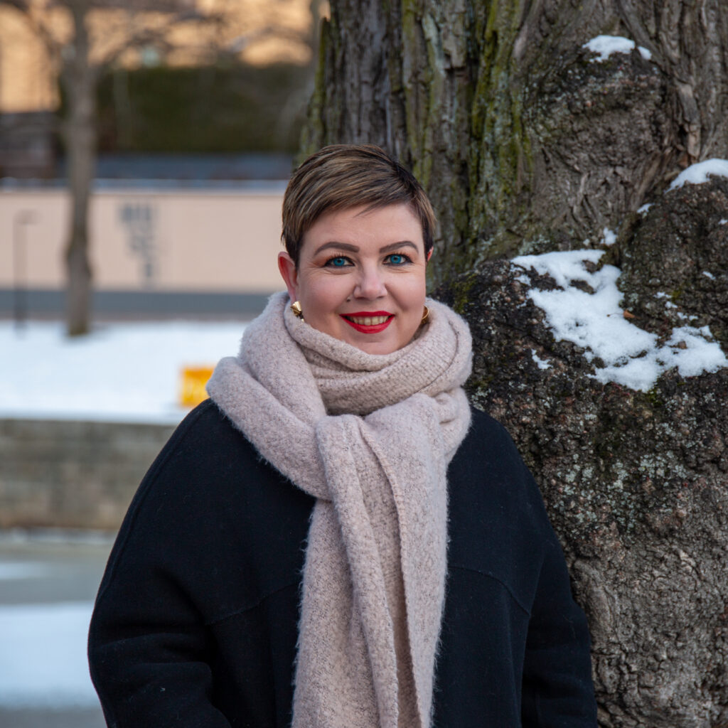 Mervi Uusitalo, taustalla talvinen Aurajokiranta.